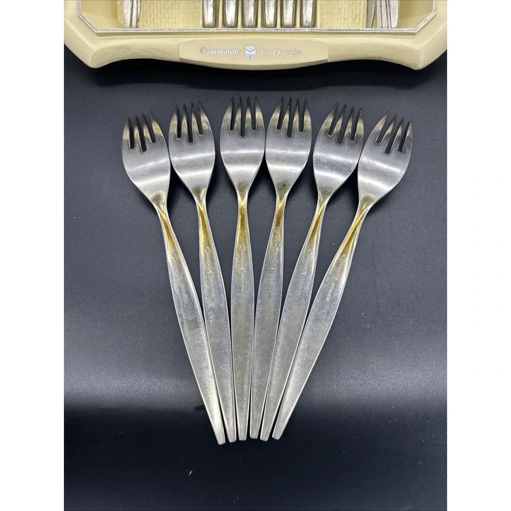Oneida Venetia Community Stainless Flatware Set 30 piece w/tray SEE DETAILS